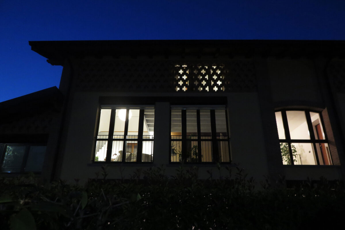 facciata di cascina restaurata con illuminazione serale