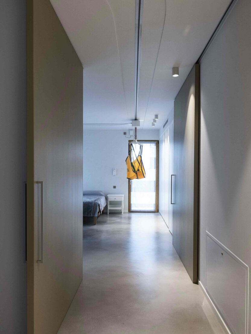 nella camera c'è un sollevatore a soffitto che permette a una persona disabile di muoversi autonomamente dal letto al bagno