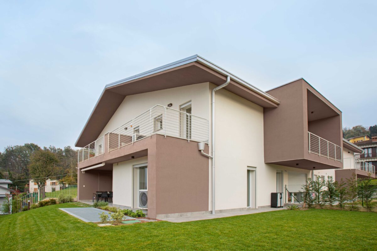 edificio residenziale con gioco di volumi sporgenti, balcone con portico coperto e parapetto metallico